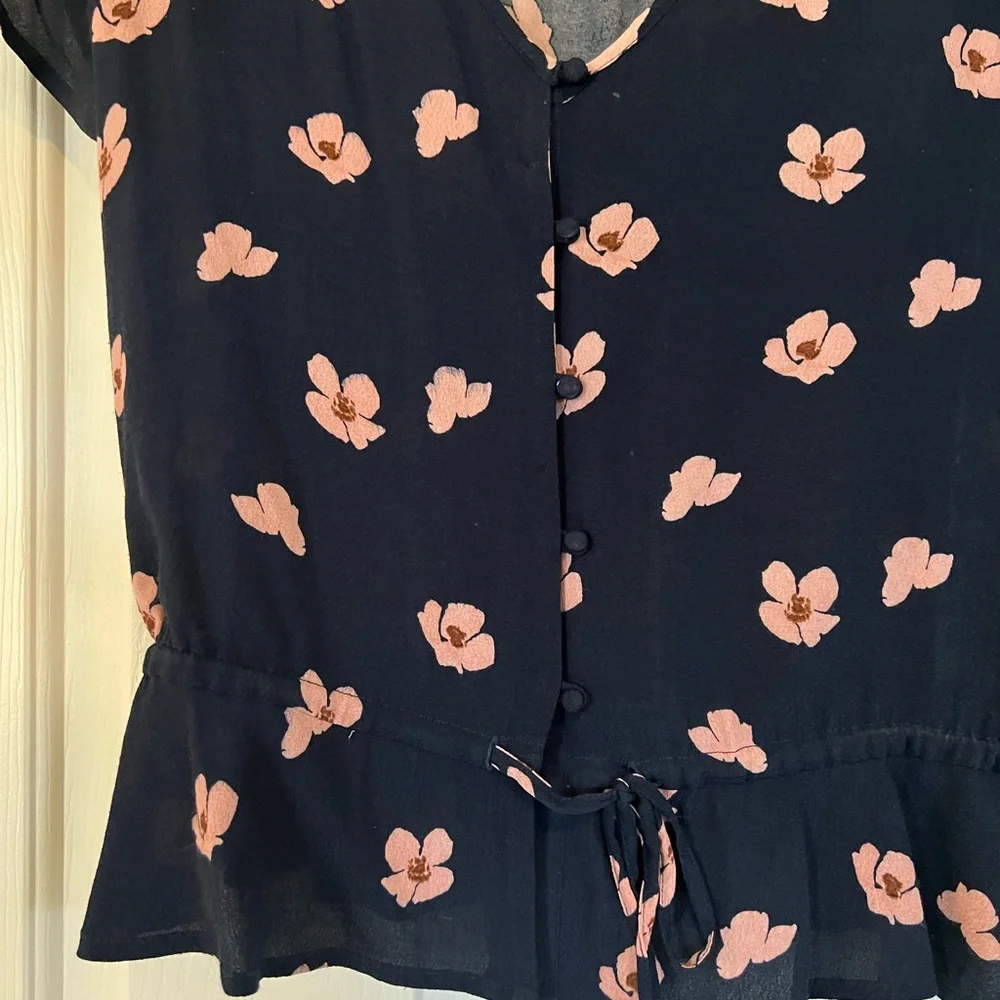 Floral Rails v-neck, button down, tie waist, short-sleeve blouse Great condition - Picture 3 of 4